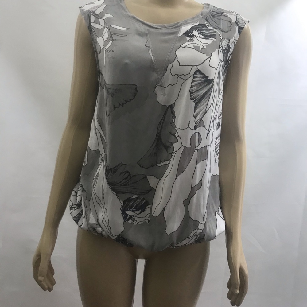 NWT Stylish feminine fun blouse